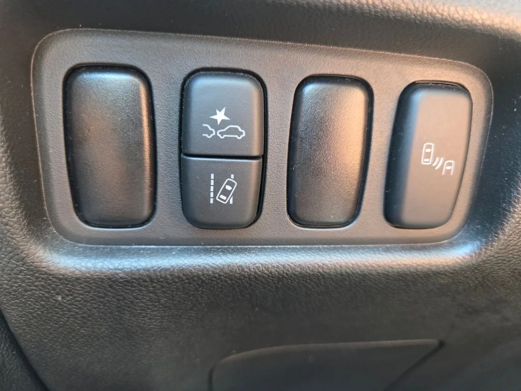Used 2025 Silver Mitsubishi 2.0 SE image 12