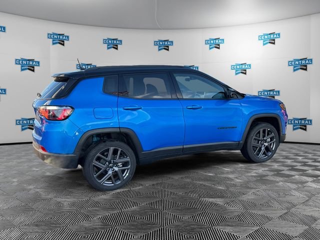 New 2026 Hydro Blue Pearl-Coat Exterior Paint Jeep Limited image 5