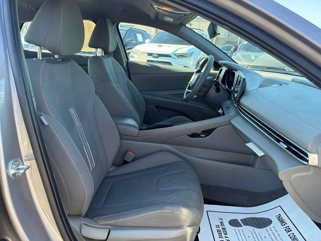 Used 2022 Silver Hyundai SEL image 17