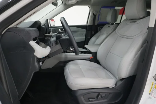 Used 2025 Star White Metallic Tri-Coat Ford Platinum image 18