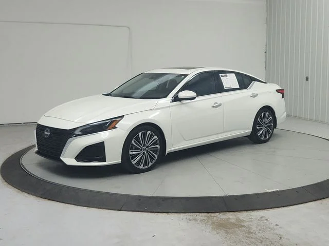 Used 2024 White Nissan 2.5 SL image 4