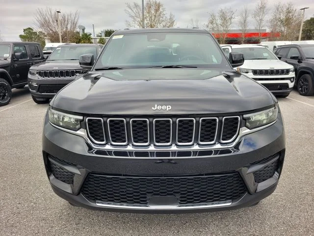 New 2025 Diamond Black Crystal Pearl-Coat Exterior Paint Jeep Laredo X image 17