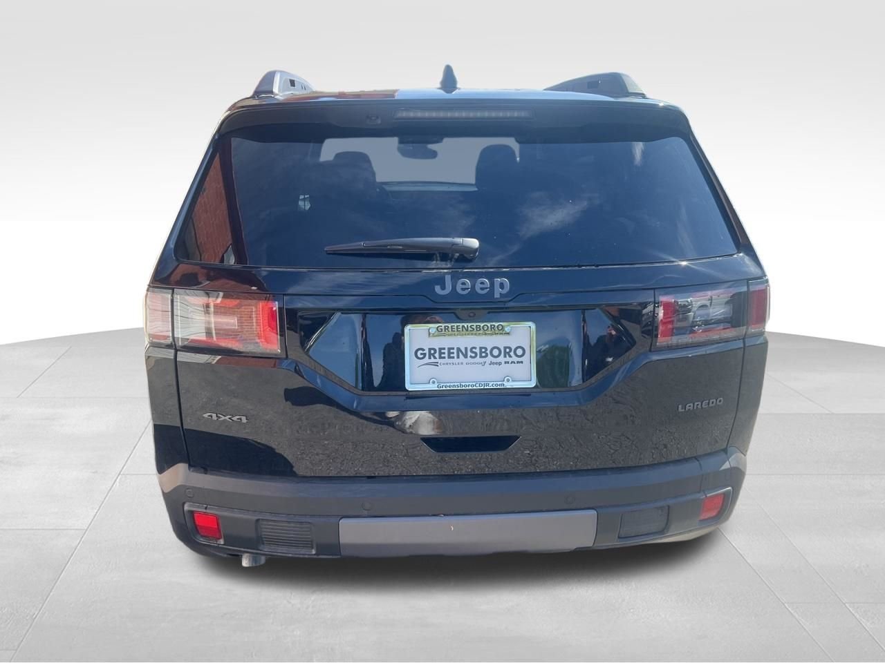 New 2026 Diamond Black Crystal Pearl-Coat Exterior Paint Jeep Laredo image 4