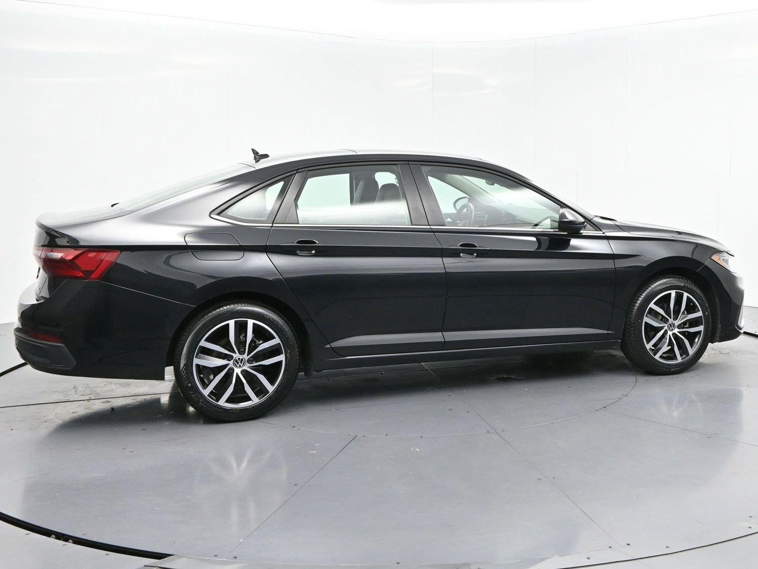 Used 2025 Deep Black Pearl Volkswagen SE image 8