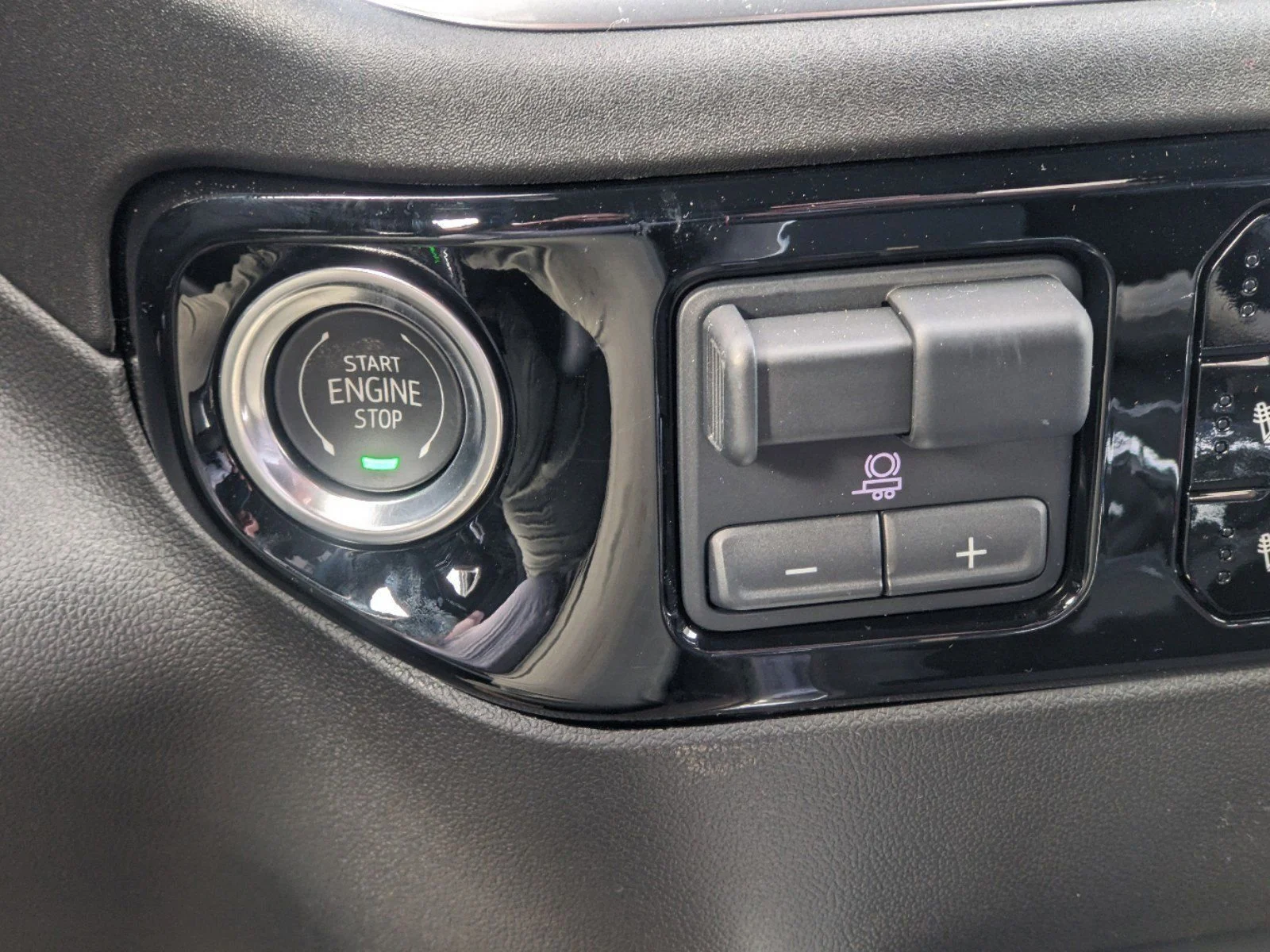 New 2025 White Frost Tricoat GMC SLT image 36