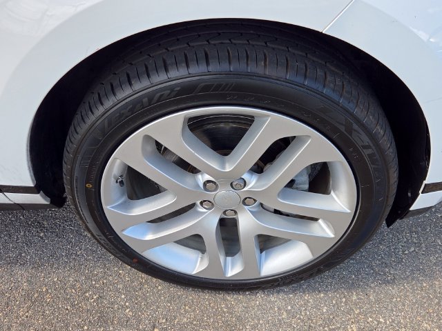Used 2020  Land Rover R-Dynamic SE image 19