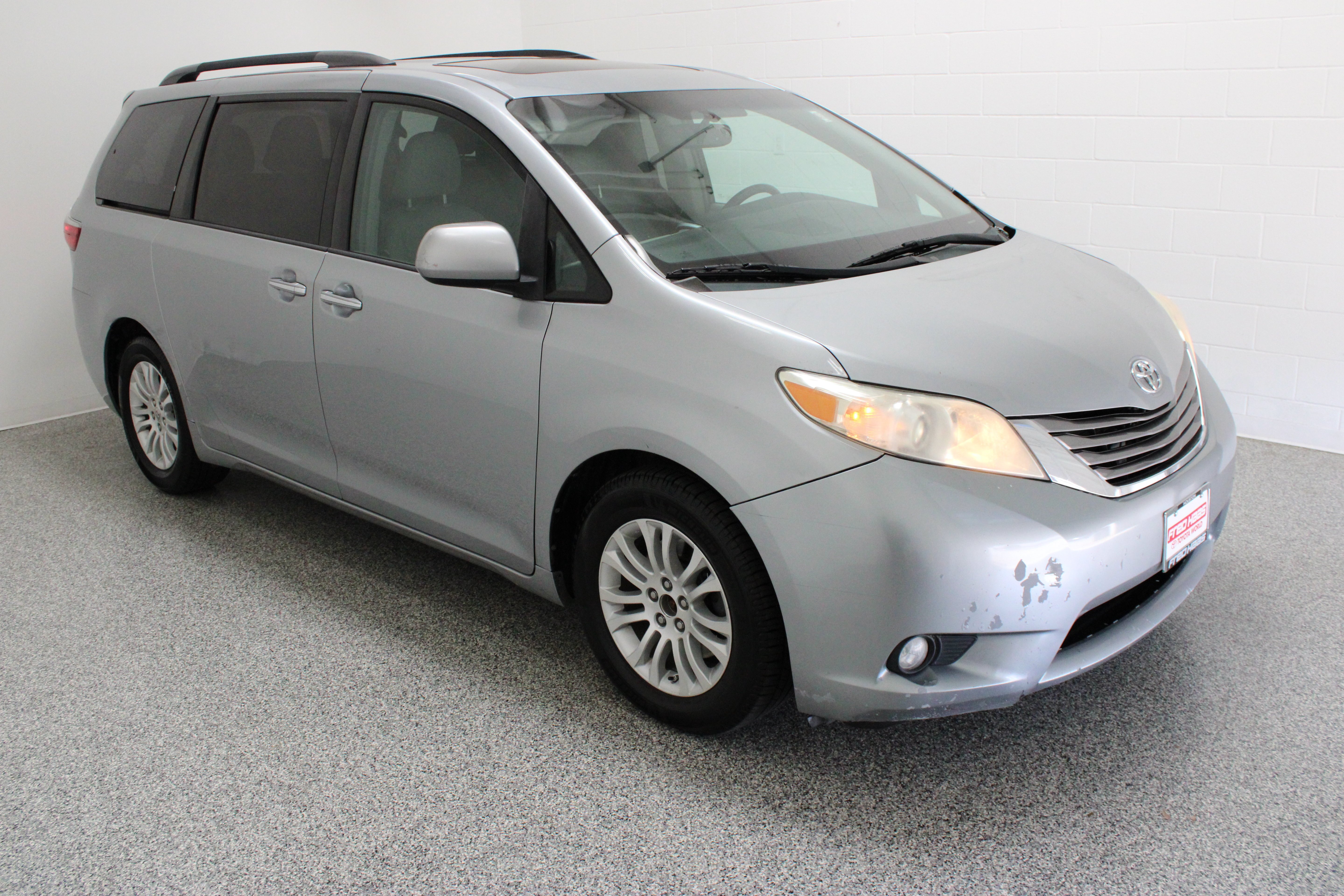 Used 2015 Silver Sky Metallic Toyota XLE Premium 3.5L image 4