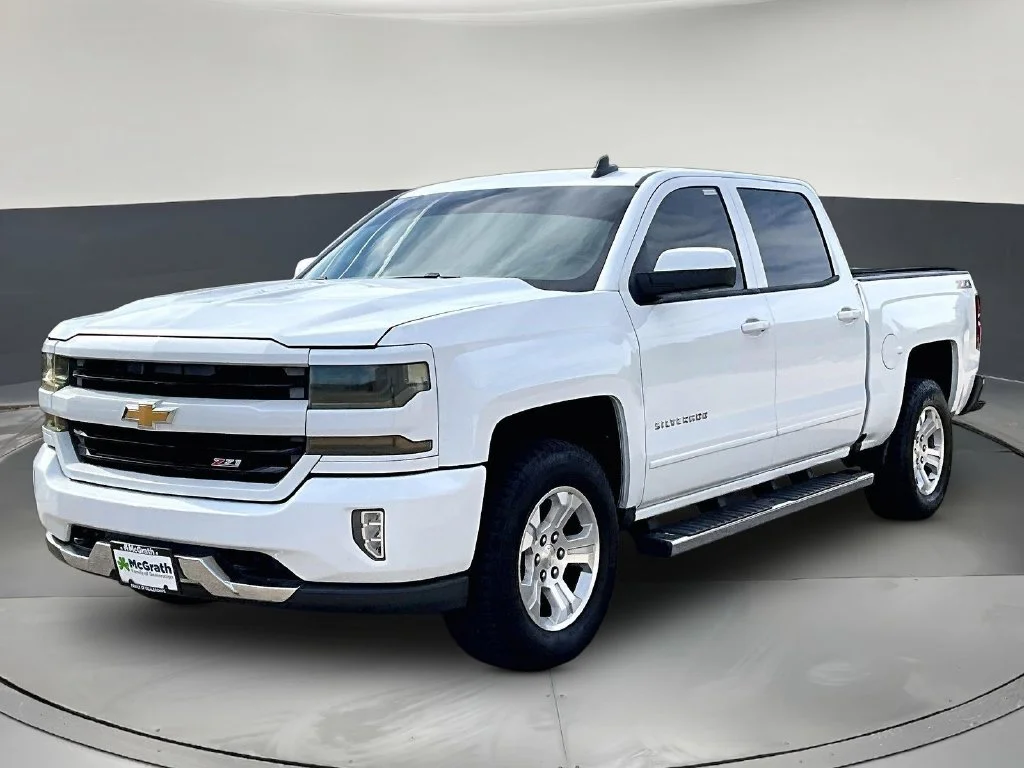 Used 2017 White Chevrolet LT image 3