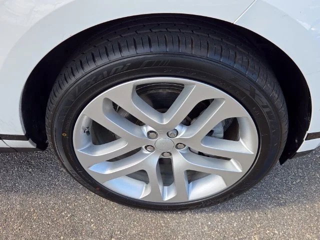 Used 2020  Land Rover R-Dynamic SE image 19