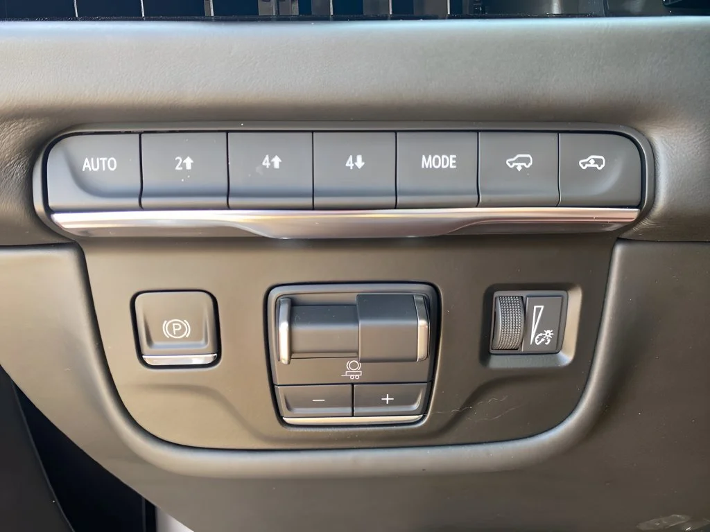 Used 2025 Crystal White Tricoat Cadillac Sport Platinum image 15