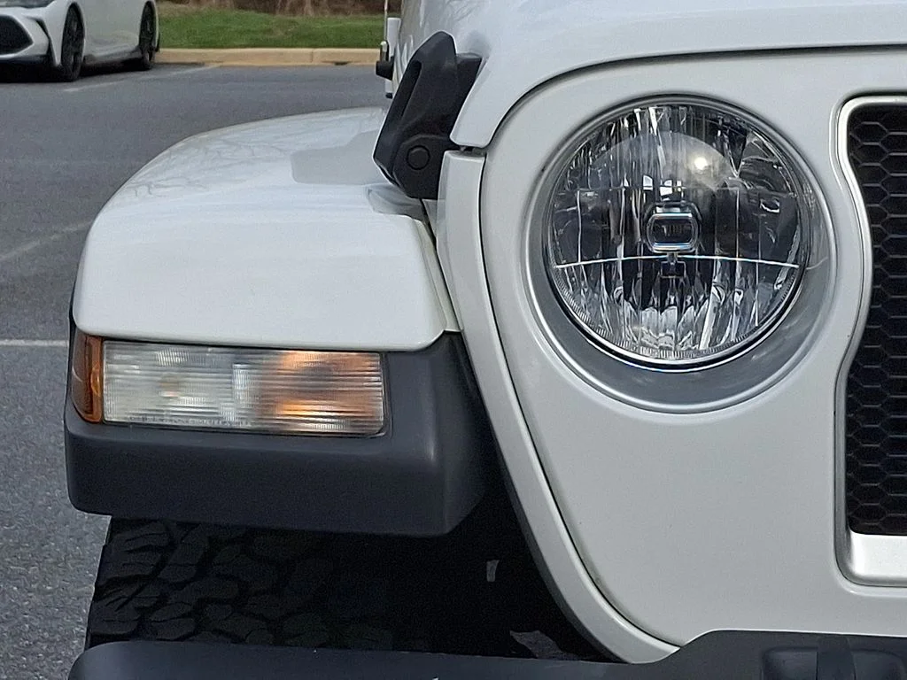 Used 2020 White Jeep Unlimited Sahara image 9