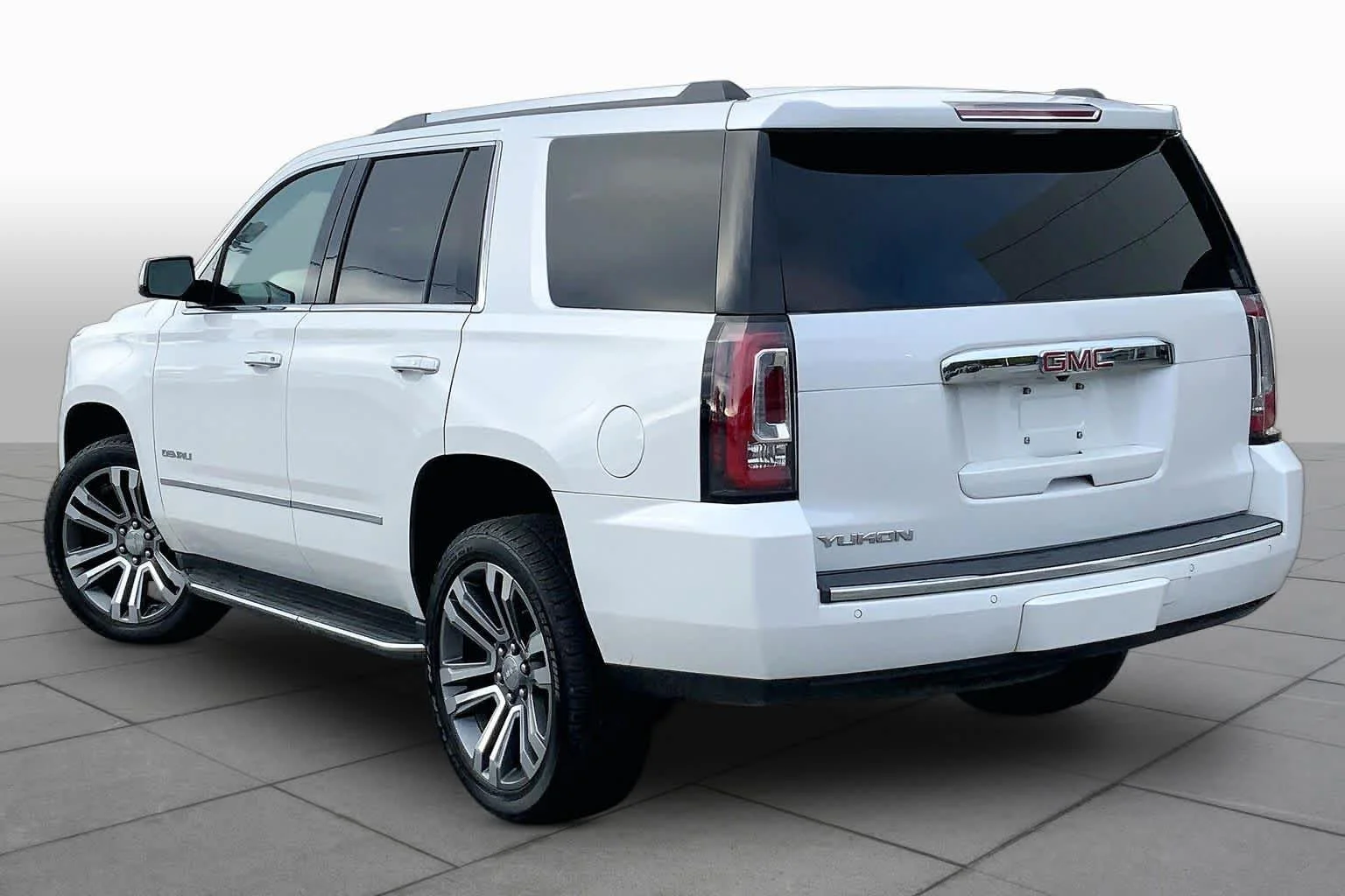 Used 2019 White Frost Tricoat GMC Denali image 11