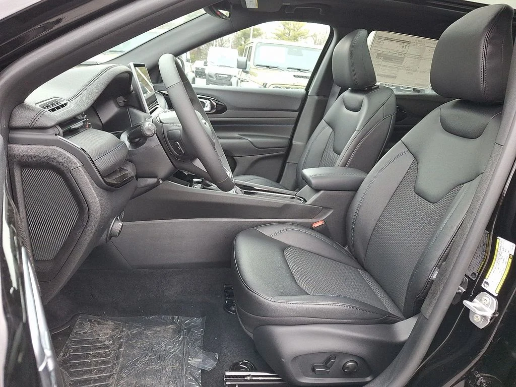 New 2026 Black Jeep Latitude image 8