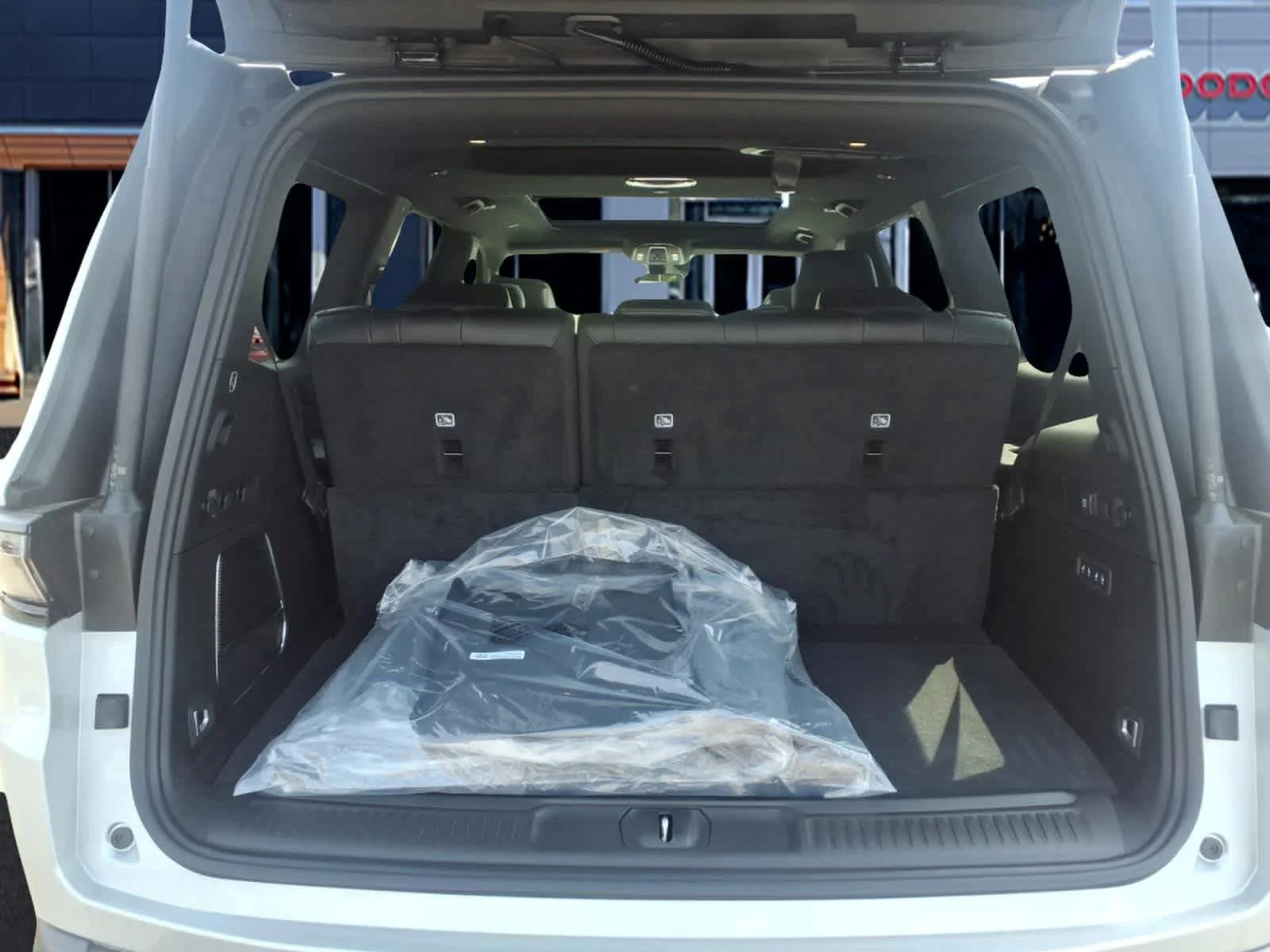 New 2026 Silver-Zynith Exterior Paint Jeep Limited Reserve image 7
