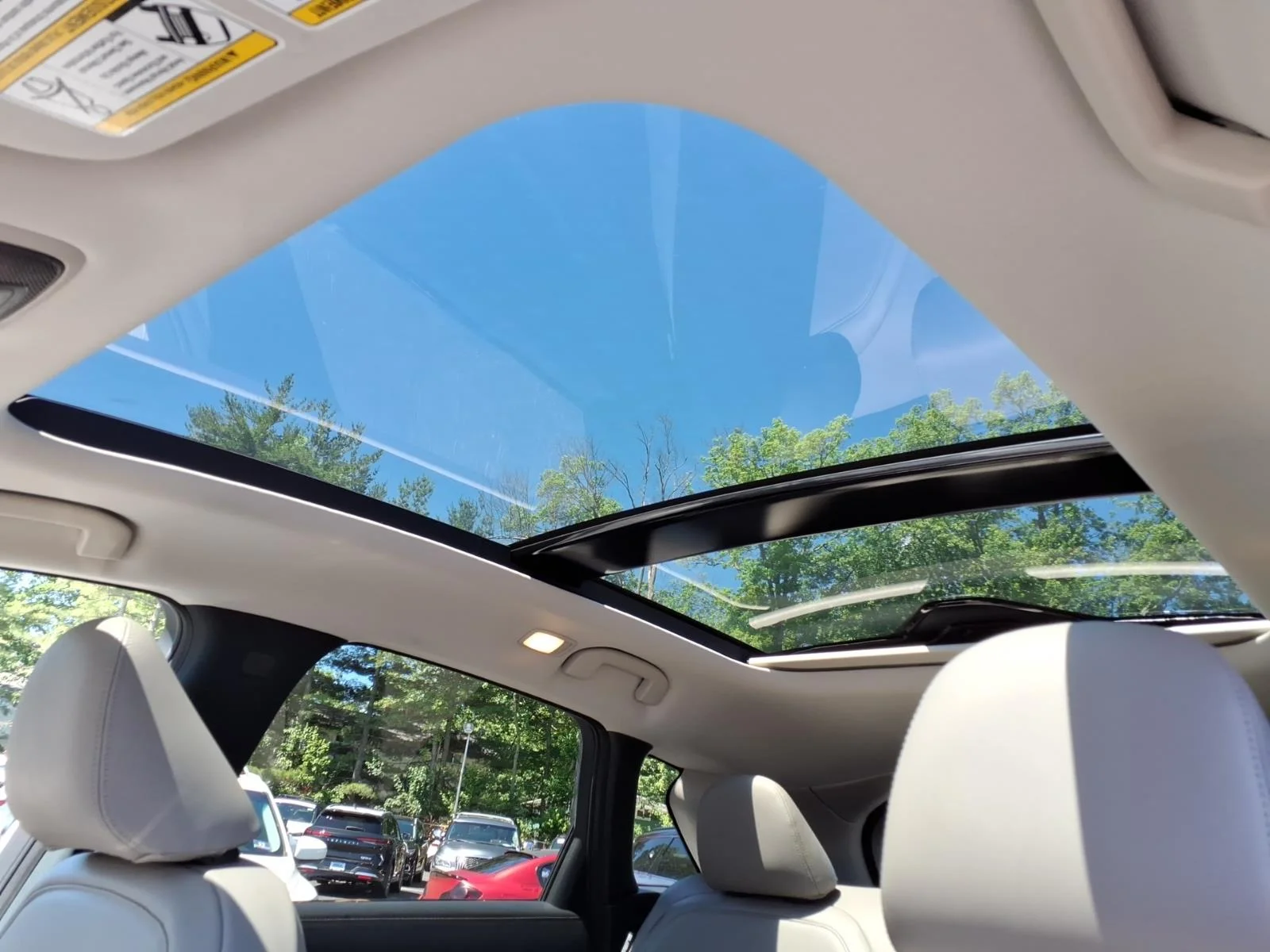Certified Used 2025 White INFINITI LUXE image 23