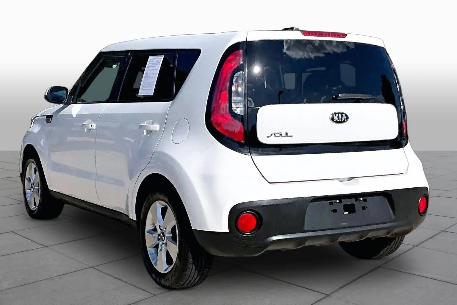 Used 2018 Clear White Kia Base image 11