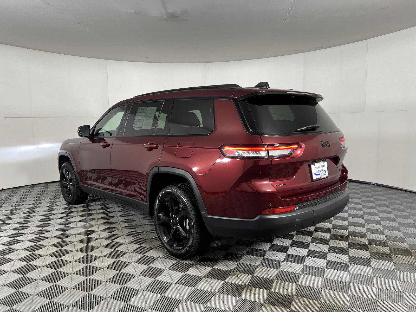 Used 2025 Velvet Red Pearlcoat Jeep Limited image 7