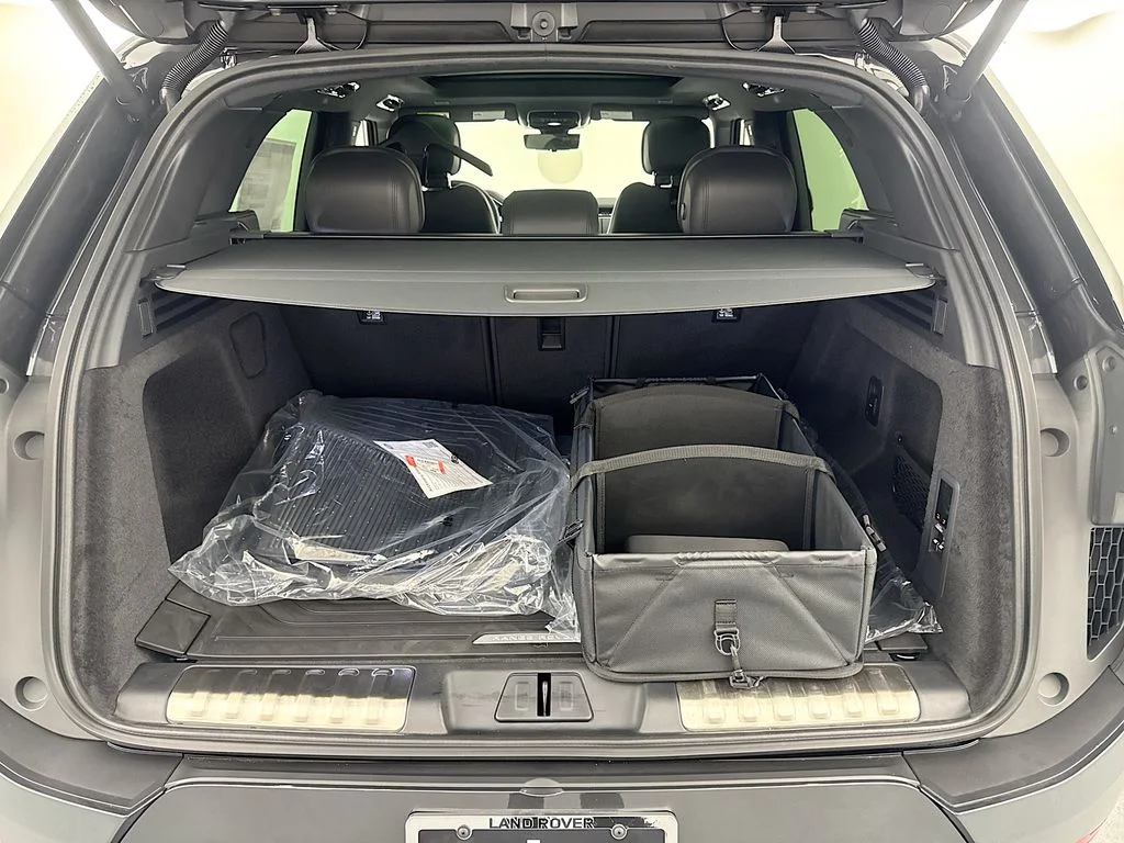 New 2026 Carpathian Grey Land Rover Dynamic SE image 28