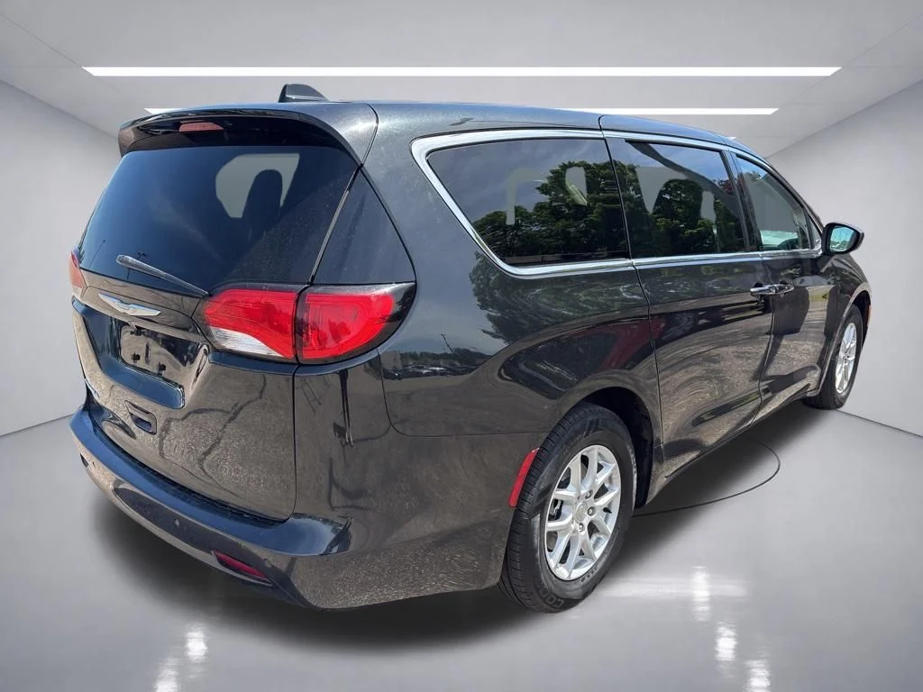 Used 2017 Brilliant Black Crystal Pearlcoat Chrysler Touring image 6