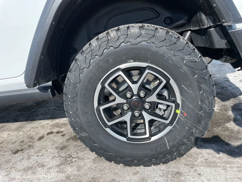 New 2026 Bright White Clear-Coat Exterior Paint Jeep Rubicon image 9