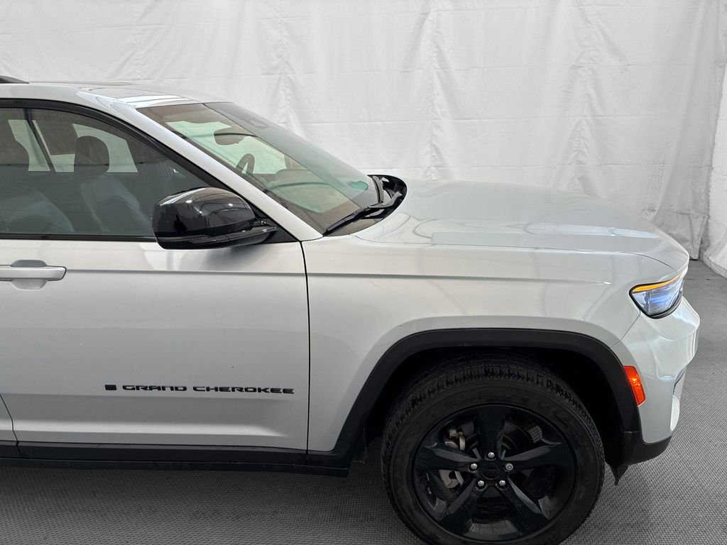 Used 2023 Silver Jeep Altitude X image 9