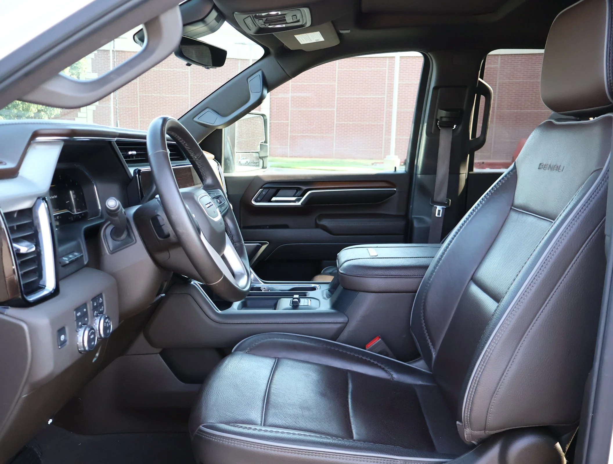 Used 2025 White Frost Tricoat GMC Denali image 13