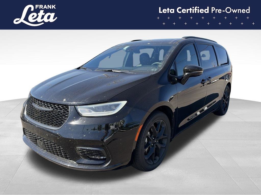 Used 2025 Diamond Black Crystal Pearlcoat Chrysler  image 1