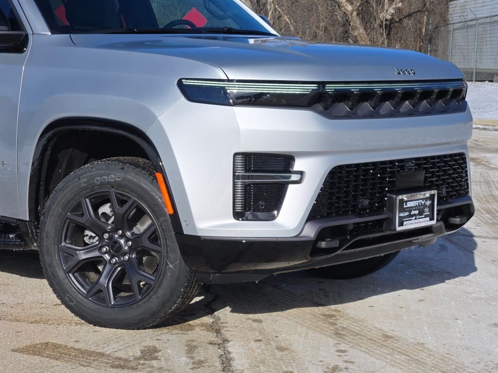 New 2026 Silver-Zynith Exterior Paint Jeep Limited Altitude image 3