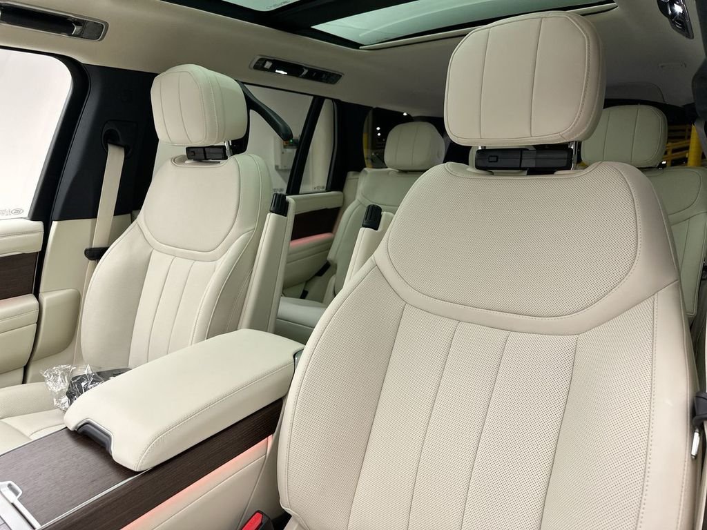 New 2027 Santorini Black Land Rover SE image 10
