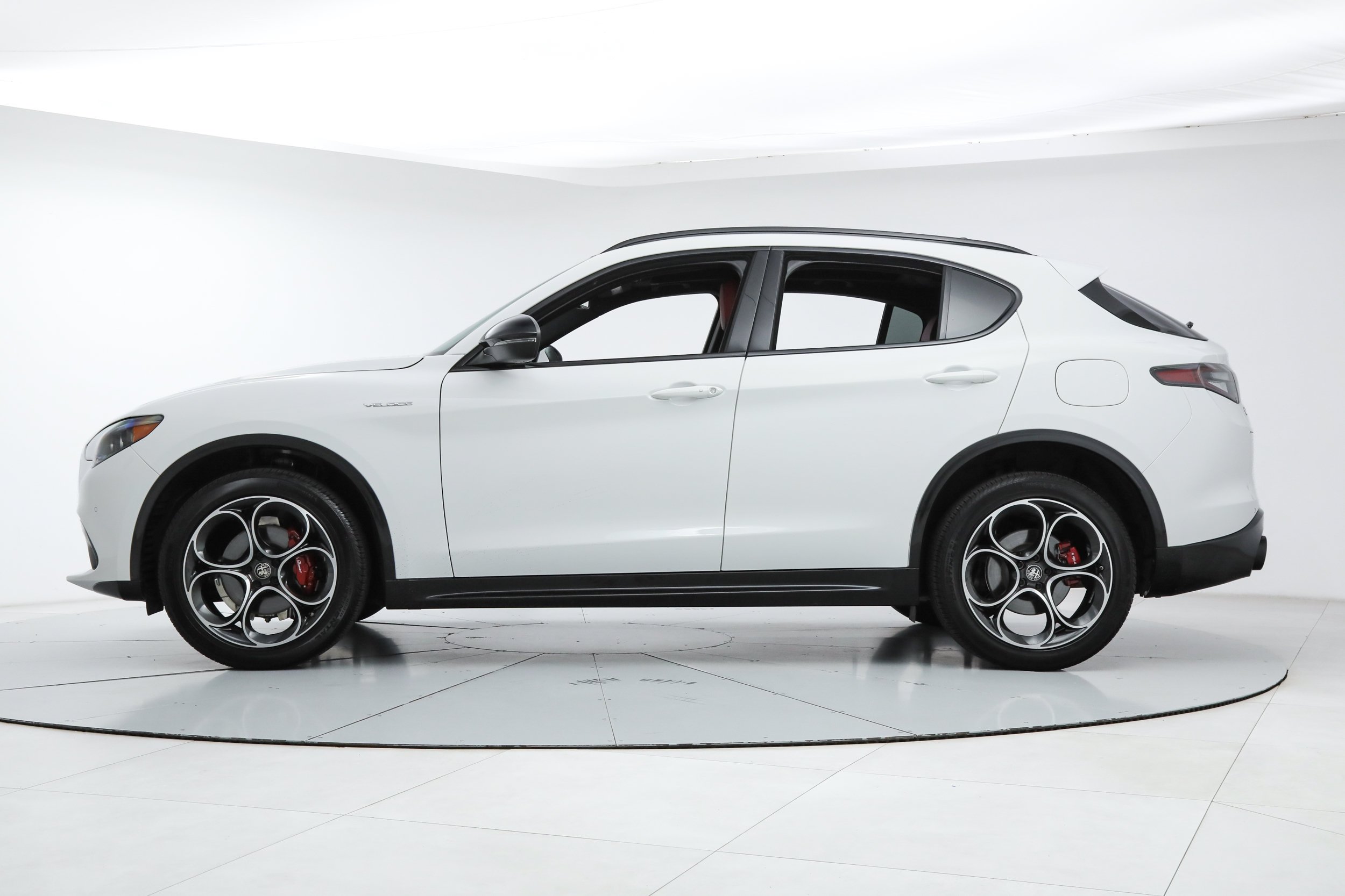 New 2025 Milano White Exterior Paint Alfa Romeo  image 2