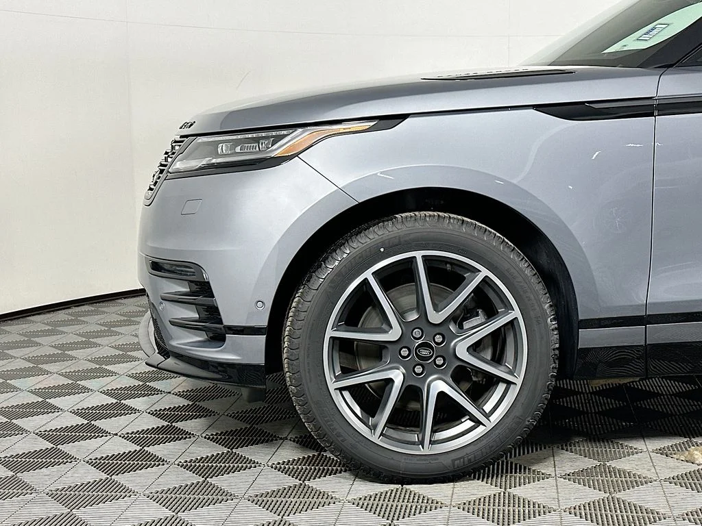 Used 2026 Zadar Gray Premium Metallic Land Rover Dynamic SE image 9
