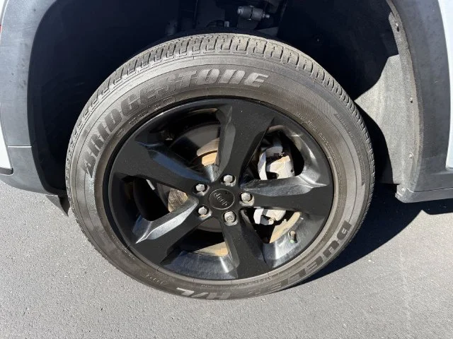 Used 2023 Silver Jeep Altitude image 19