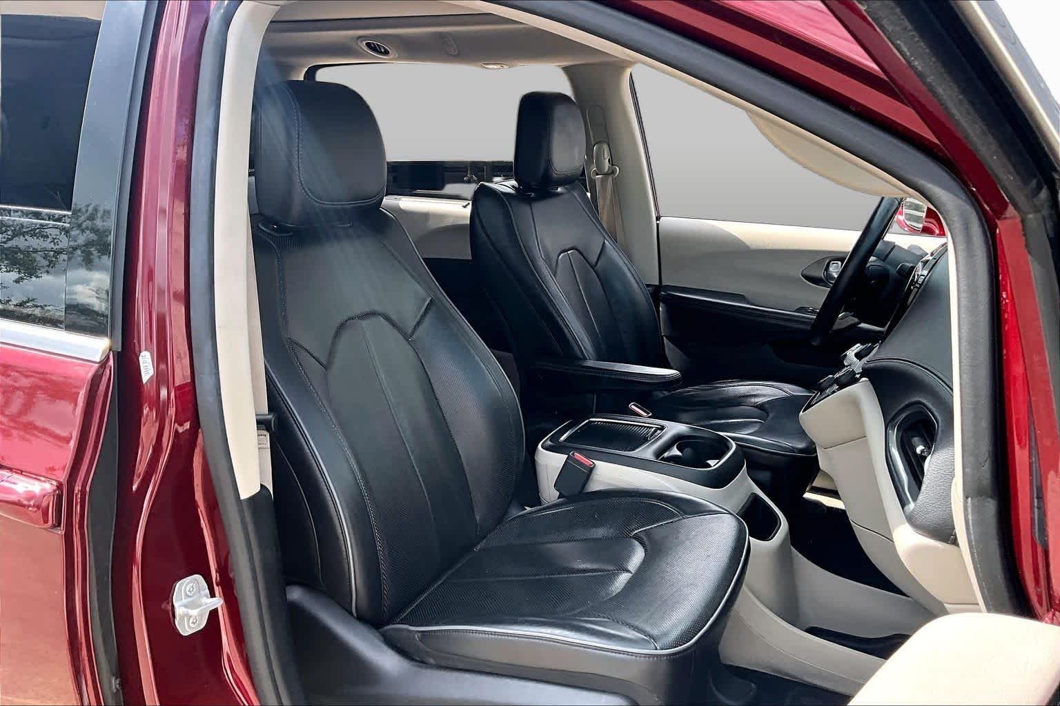 Used 2018 Velvet Red Pearlcoat Chrysler Limited image 9
