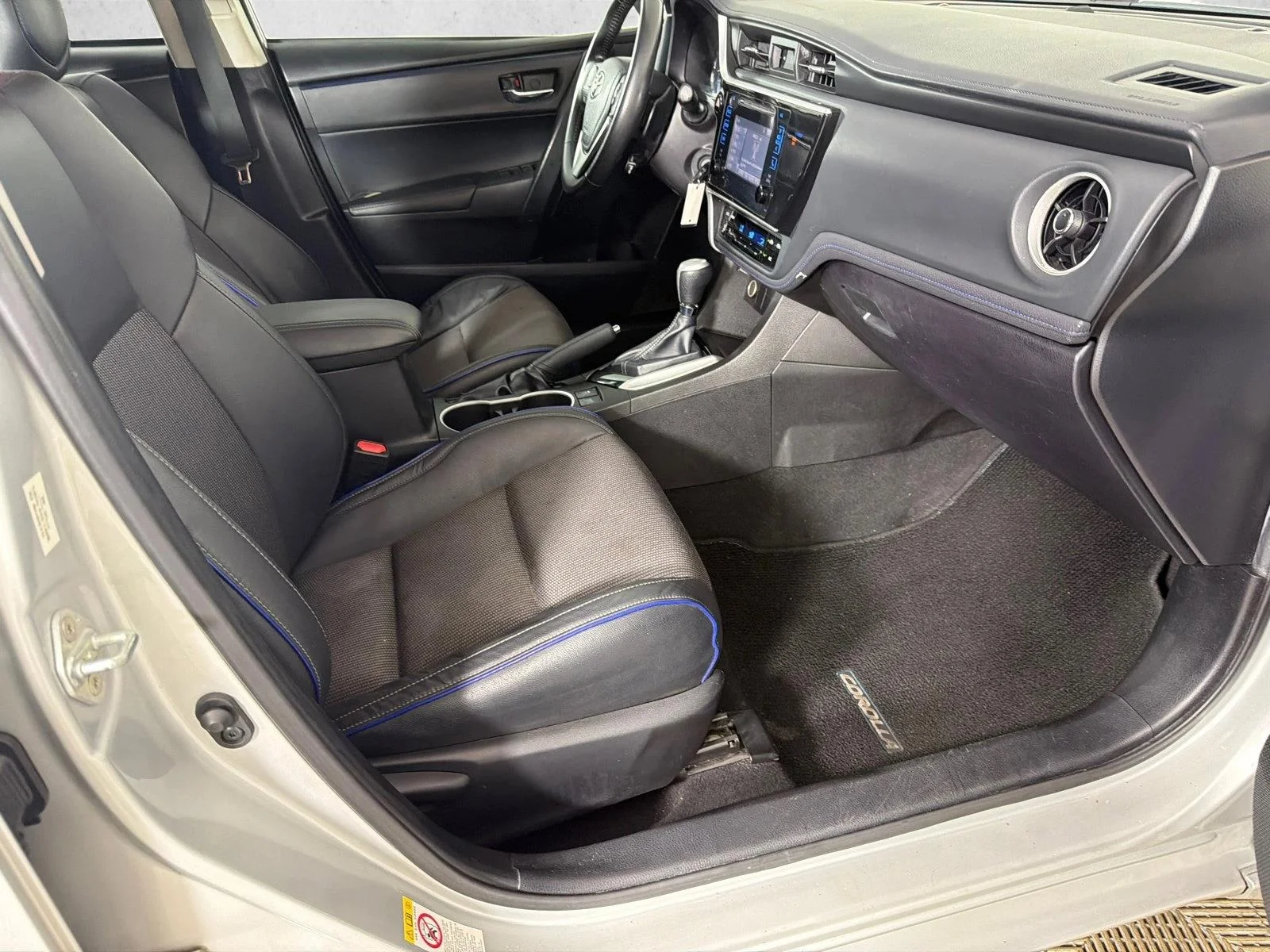 Used 2019 Classic Silver Metallic Toyota SE image 13