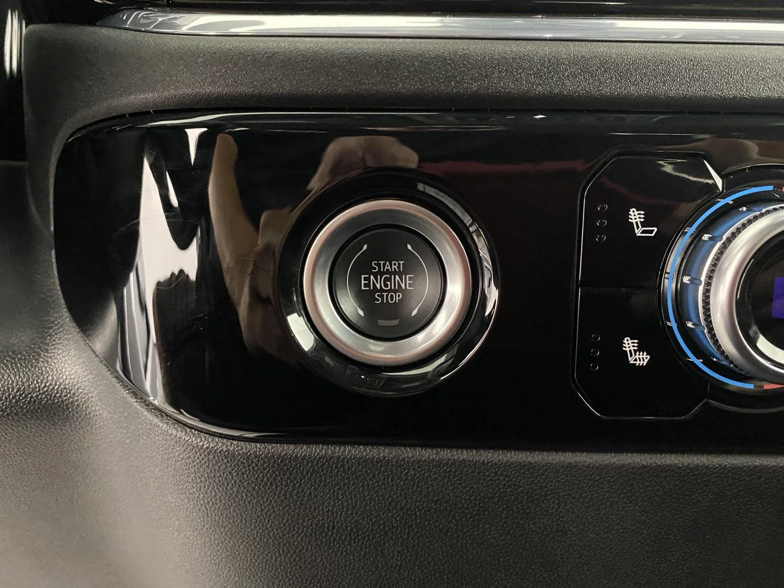 Used 2024 Summit White GMC Elevation image 19