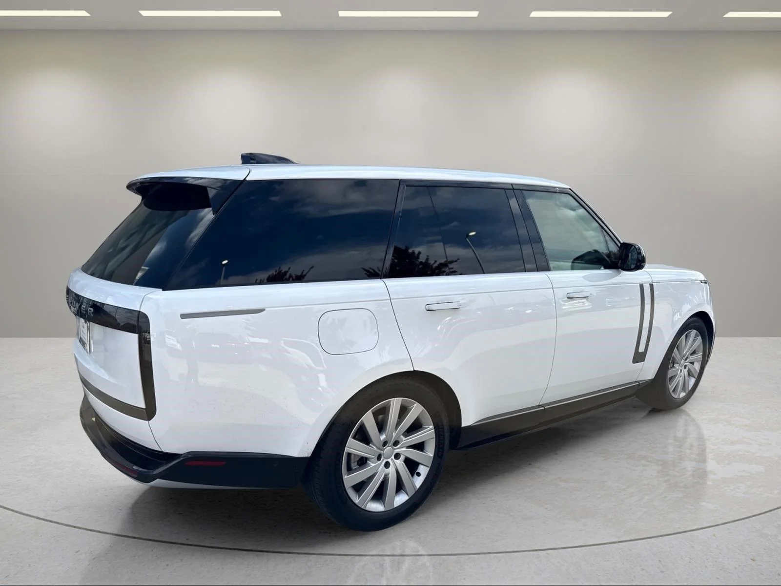 Used 2024 Fuji White Land Rover SE image 15