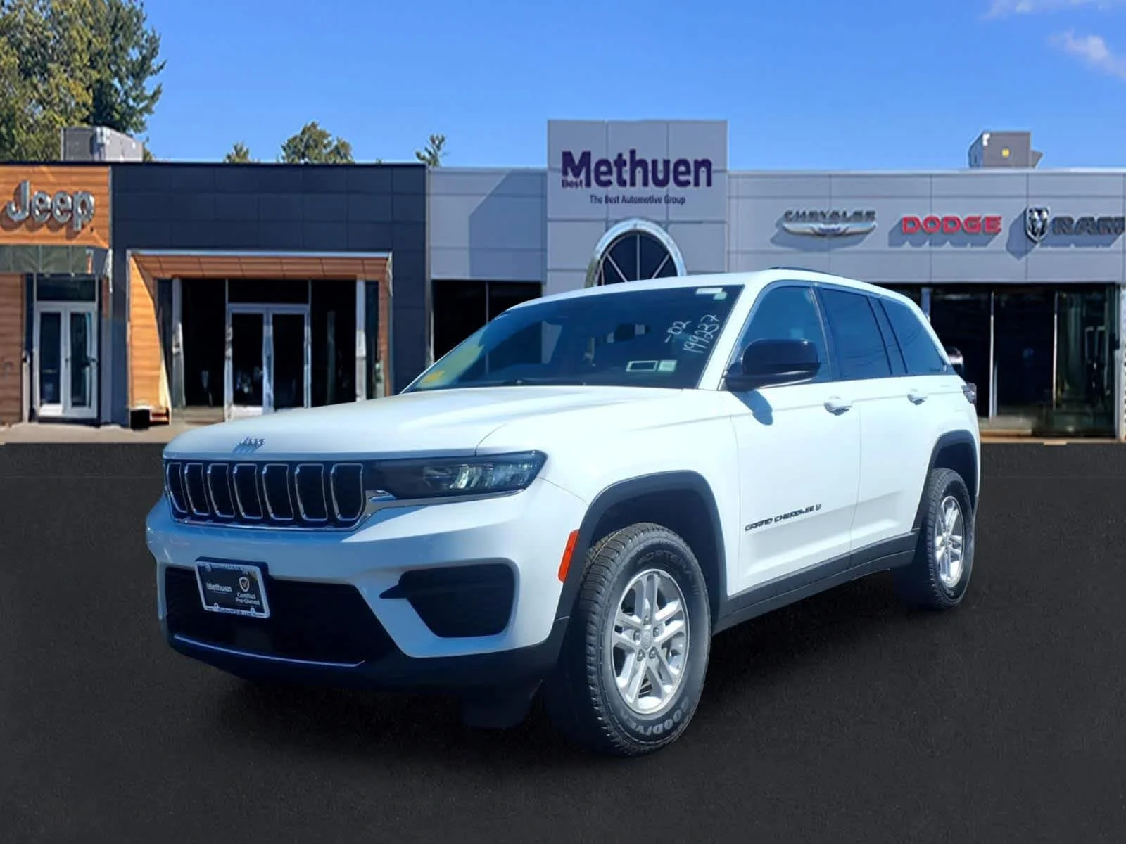 Used 2023 Bright White Clearcoat Jeep Laredo image 7