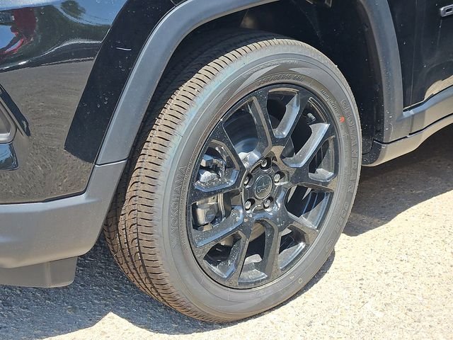 New 2026 Diamond Black Crystal Pearl-Coat Exterior Paint Jeep Latitude image 4