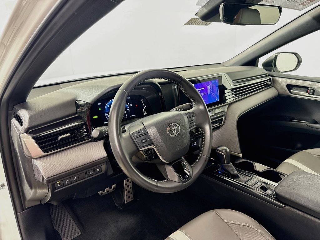Used 2025 Ice Cap Toyota SE image 10