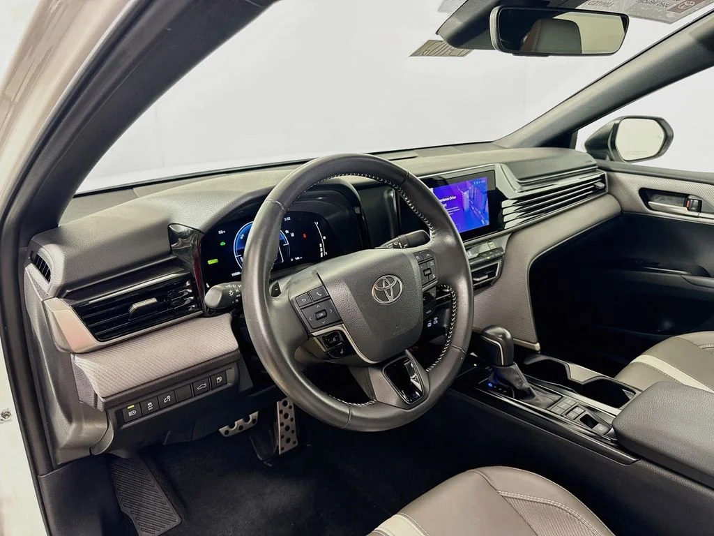 Used 2025 Ice Cap Toyota SE image 10