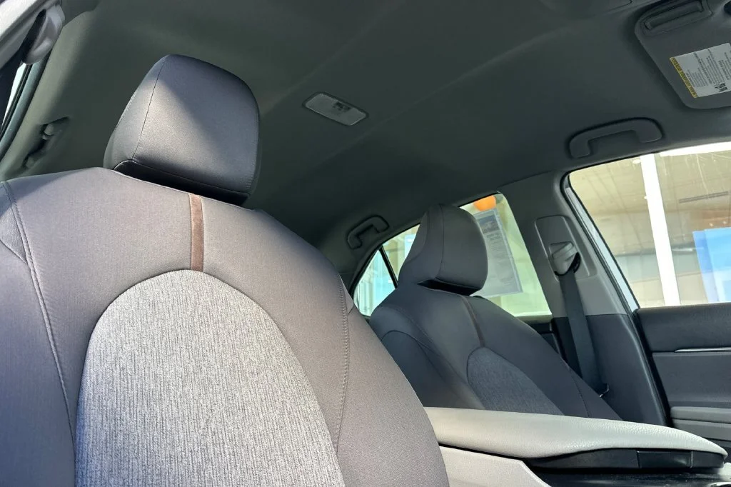 Used 2020 White Toyota LE image 16