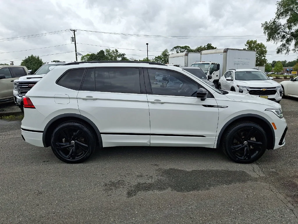Used 2023  Volkswagen SE R-Line Black image 13