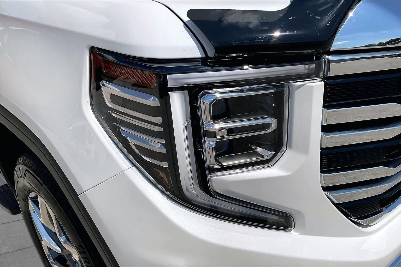 Used 2024 White Frost Tricoat GMC SLT image 27