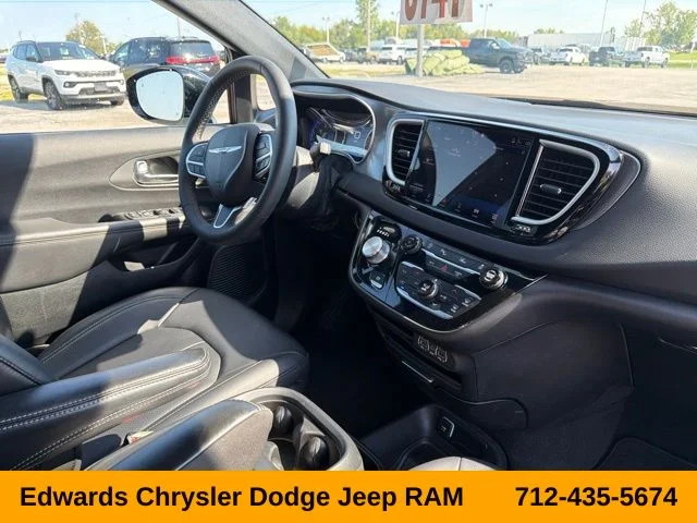 Used 2025 Red Chrysler Select image 28