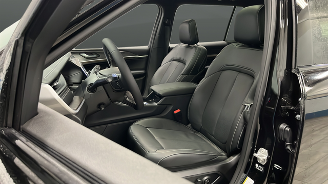New 2026 Diamond Black Crystal Pearlcoat Jeep Limited Reserve image 9