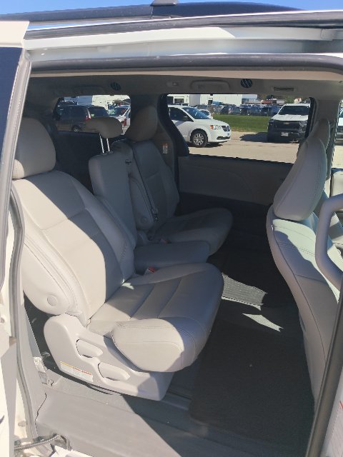2019 Toyota Sienna XLE - Photo 20
