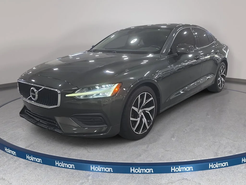 Used 2020 Pine Gray Metallic Volvo T6 Momentum image 1