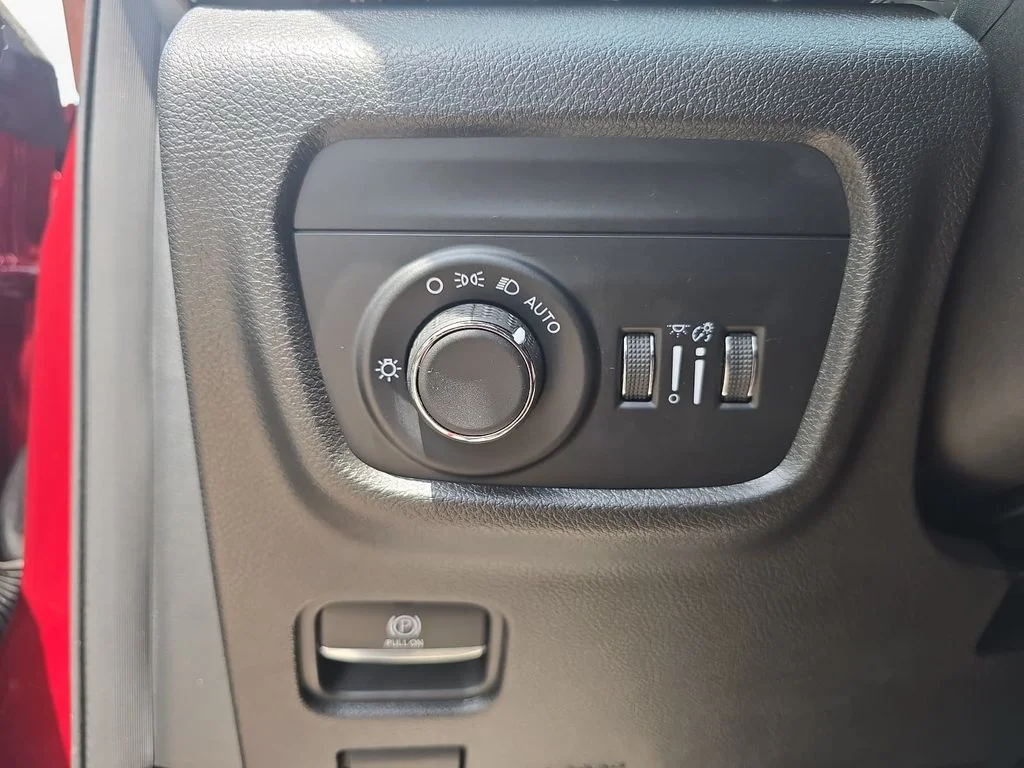 Used 2023 Red Jeep Altitude image 26
