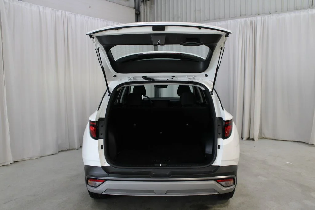 Used 2025 White Hyundai SE image 29