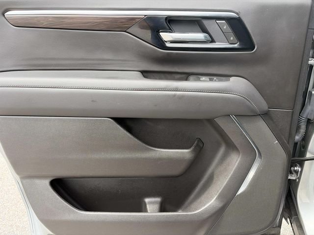 Used 2025 Gray Chevrolet Z71 image 10